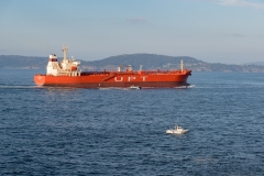 1-barco; Carguero entrando en el Puerto de La Coruña con la ayuda del Práctico del Puerto.